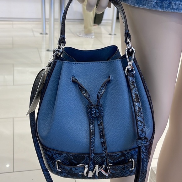 MICHAEL KORS 
Reed Md Pebbled Leather Belted Bucket Messenger Satchel Crossbody - Picture 1 of 16